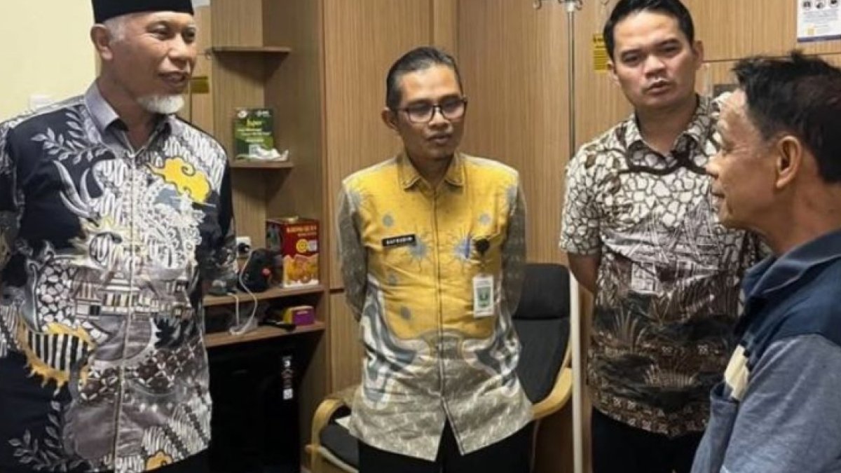 Gubernur Sumbar Mahyeldi menjenguk Ketua MUI Sumbar Zulkarnaini yang dirawat di RS Medika Cilegon pasca kebakaran kapal.
