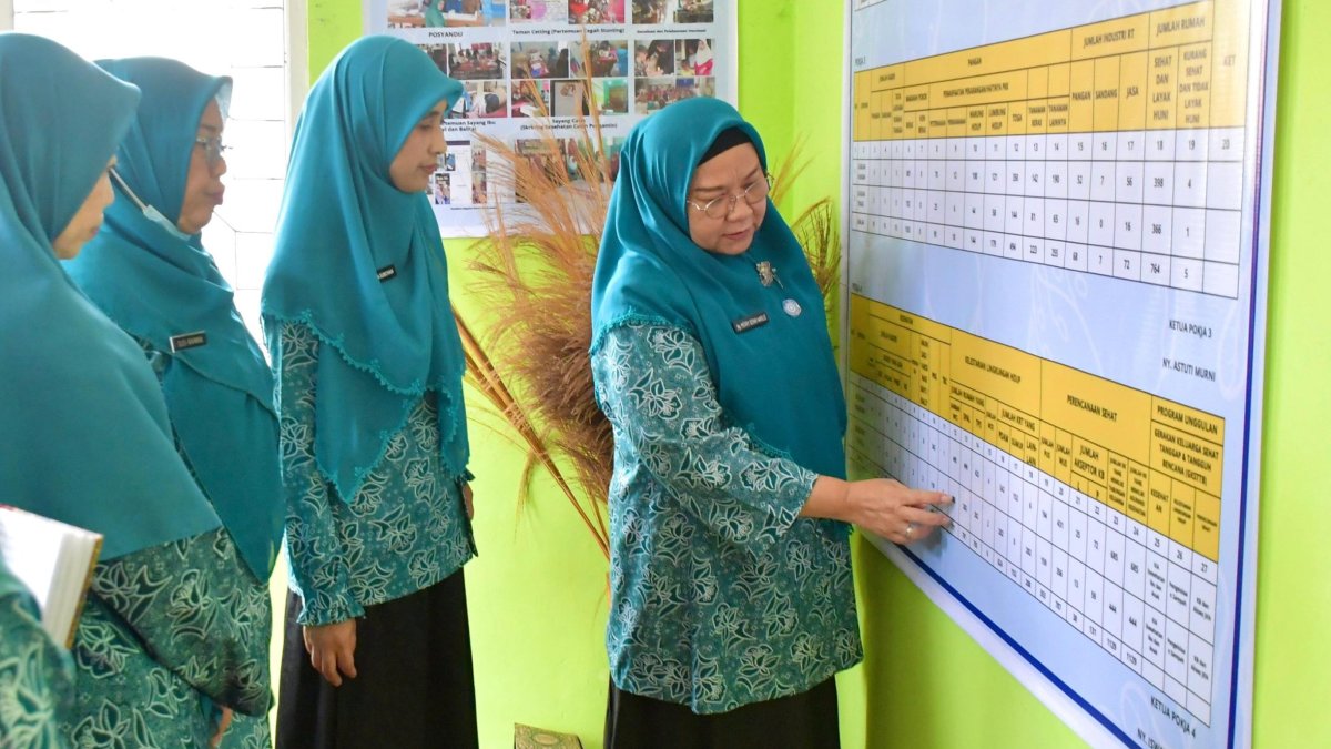 Ketua TP-PKK Agam, Ny. Merry Benniwarlis, memberikan arahan saat evaluasi lapangan Lomba Gerakan PKK di Nagari Guguak Tabek S