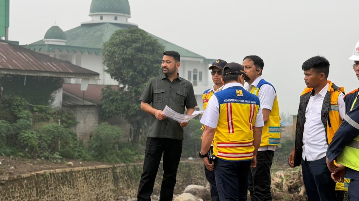 Zigo Rolanda meninjau lokasi terdampak galodo di Solok dan mendesak pelebaran sungai demi keselamatan warga.
