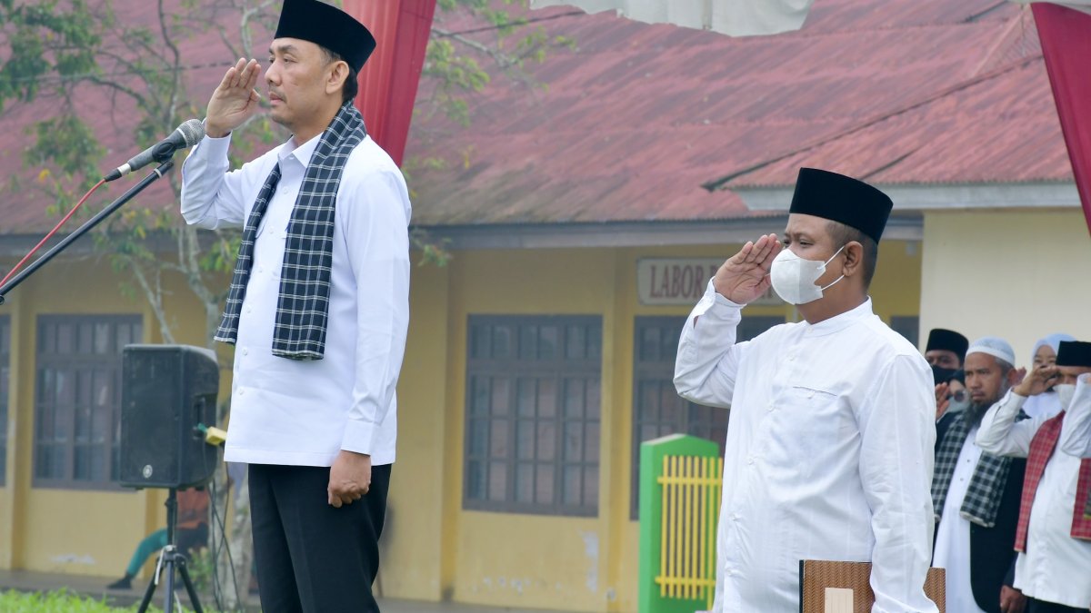 Wabup Agam, H. Muhammad Iqbal, menjadi inspektur upacara peringatan Hari Santri Nasional 2026 di Pesantren Asy-Syarif.