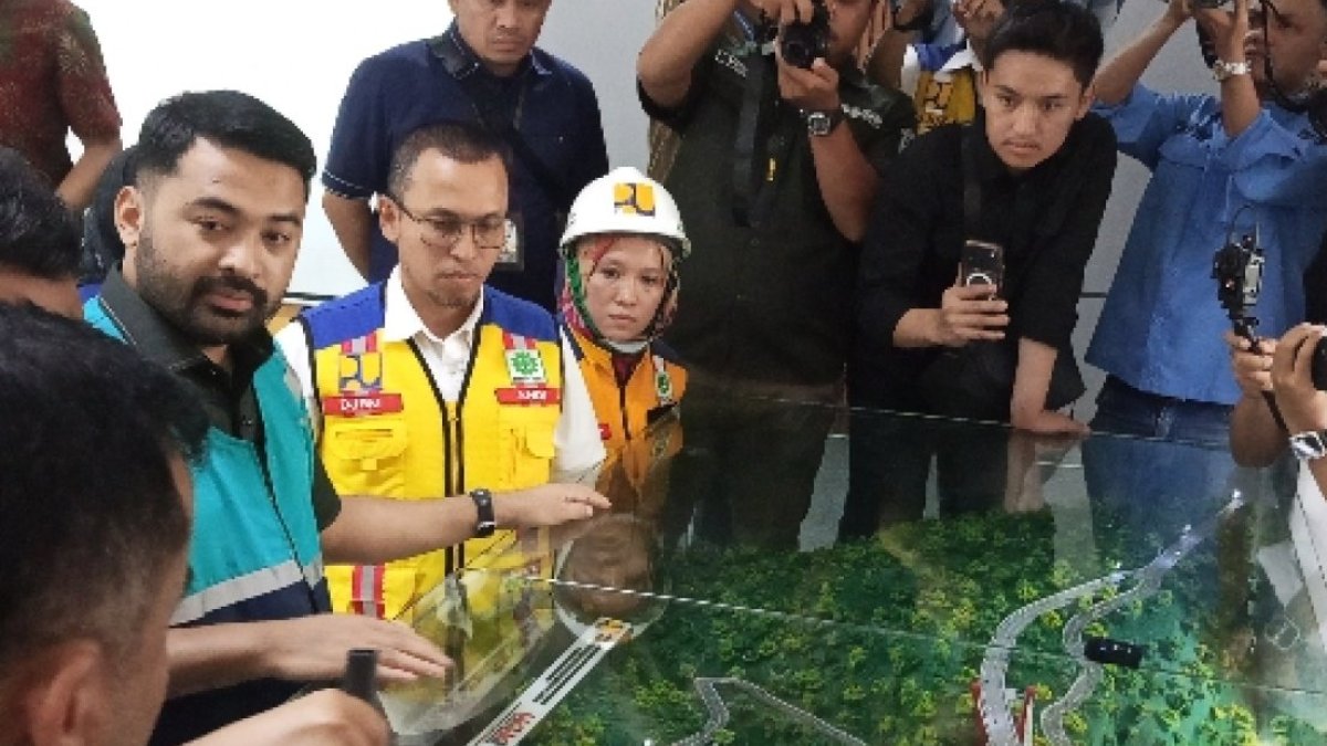 Zigo Rolanda meninjau lokasi proyek fly over Sitinjau Lauik yang menyebabkan pencemaran air di Lubuk Paraku, Padang.