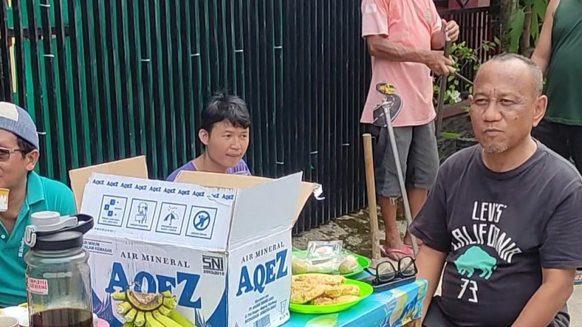 H. Rusdi meninjau pemasangan 18 titik lampu jalan baru untuk menerangi lingkungan warga di Kelurahan Banuaran, Kota Padang.