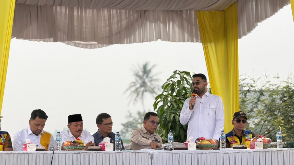 Anggota Komisi V DPR RI Zigo Rolanda saat meninjau proyek pembangunan jalan melalui program Inpres di Tanah Datar.