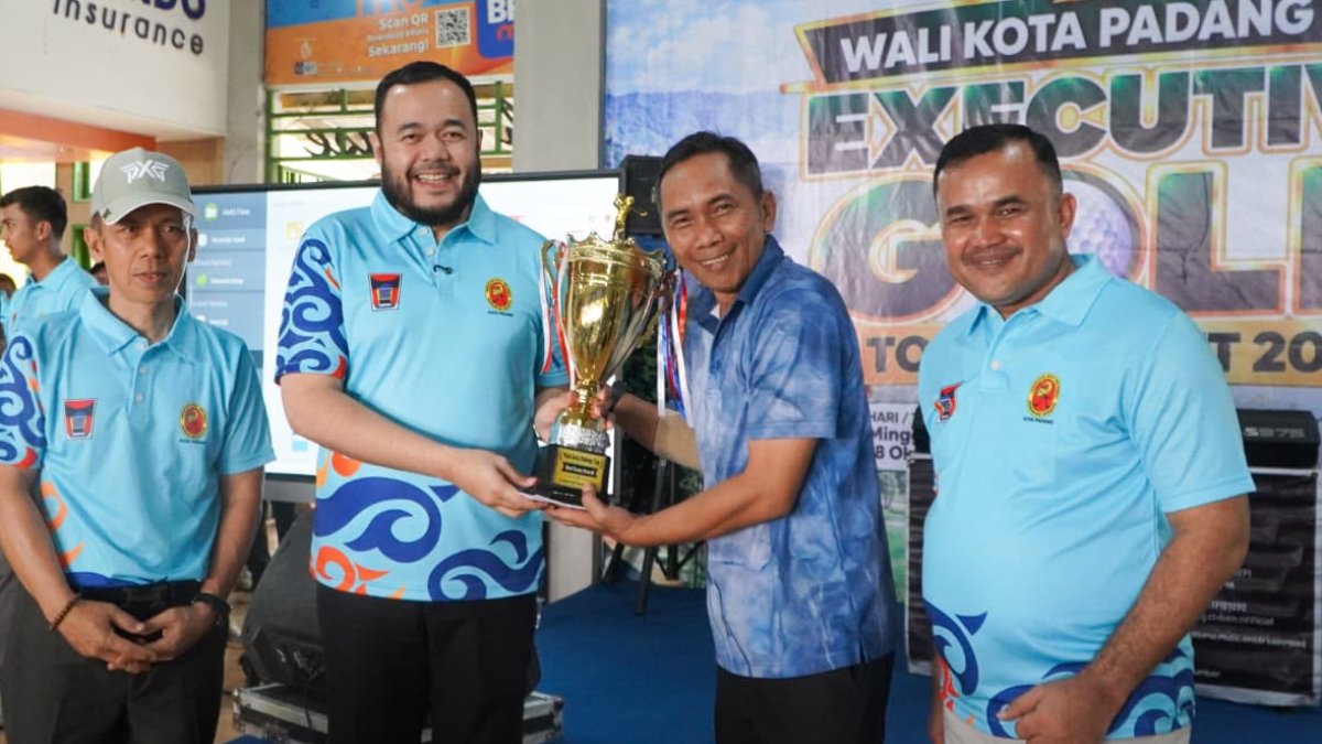 Wali Kota Padang, Fadly Amran, menutup turnamen golf eksekutif di Lapangan Wirabraja Golf Club untuk dukung sport tourism.