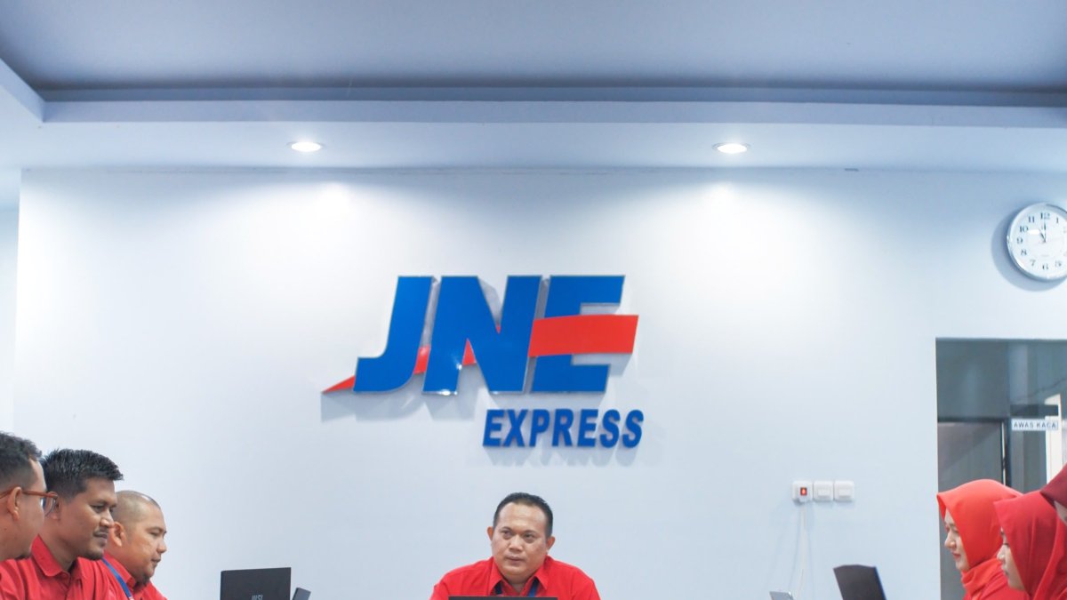 Karyawan JNE Padang sedang memproses paket kiriman rendang untuk pengiriman ke luar negeri.