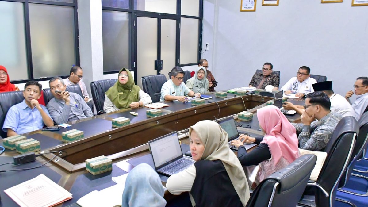 Rapat koordinasi Pemkab Agam bersama tim Gerakan Indonesia ASRI terkait pengendalian inflasi di ruang rapat Bupati Agam.