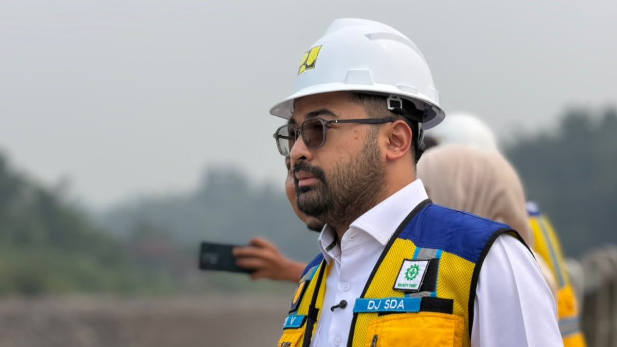 Anggota Komisi V DPR RI Zigo Rolanda meninjau progres pembangunan sabo dam pengendali lahar Gunung Marapi di Tanah Datar.