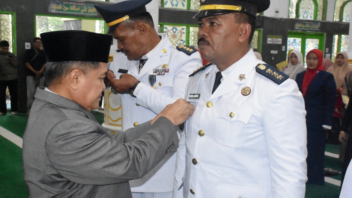 Bupati Agam Benni Warlis melantik 60 pejabat di Masjid Agung Nurul Falah, Lubuk Basung untuk meningkatkan pelayanan publik.