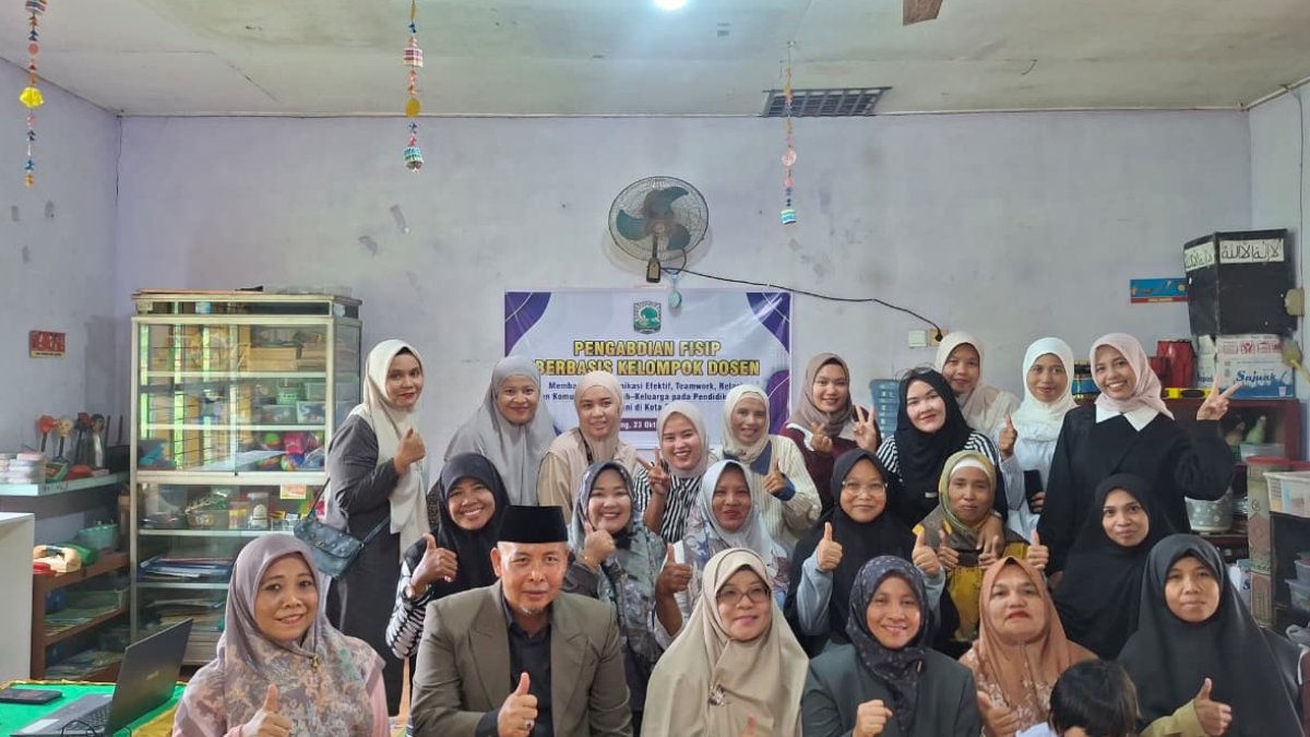 Dosen FISIP Unand memberikan materi komunikasi efektif kepada guru dan orang tua murid di TK Mutiara Ananda, Padang.