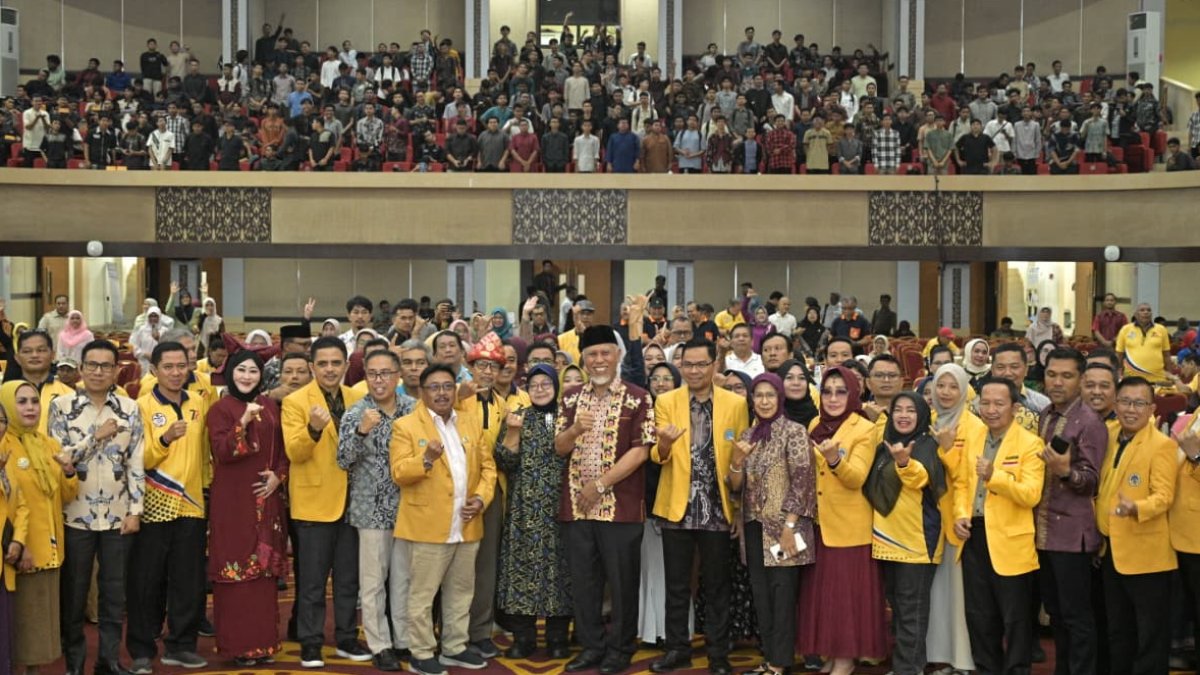 Gubernur Sumbar Mahyeldi Ansharullah memberikan sambutan pada acara Temu Akbar Alumni UNP di Auditorium UNP.