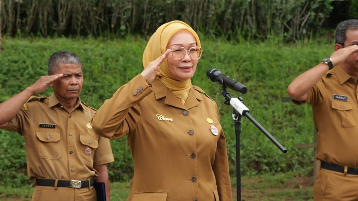 Asisten III Pemko Padang, Corri Saidan, menyampaikan salam perpisahan di apel pagi Balai Kota Padang.