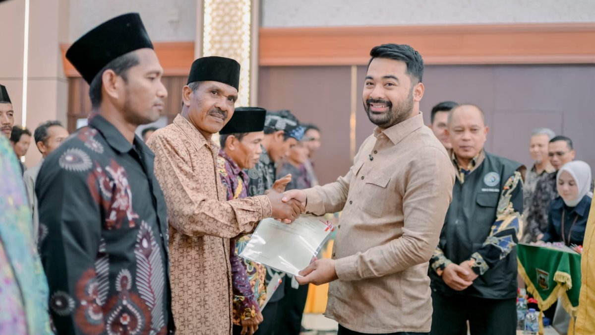 Zigo Rolanda menyerahkan 114 sertifikat tanah kepada warga transmigrasi di Padang Tarok, Sijunjung.