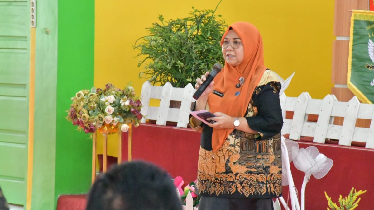 Ketua TP-PKK Agam, dr. Merry Yuliesday, memberikan edukasi kesehatan reproduksi dan bahaya HIV kepada pelajar di Agam.