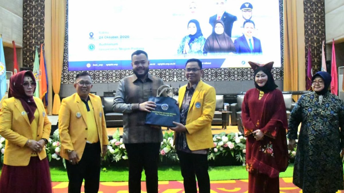Fadly Amran berbicara di Seminar Nasional Temu Akbar Alumni UNP 2026 tentang pentingnya investasi SDM untuk pembangunan kota.