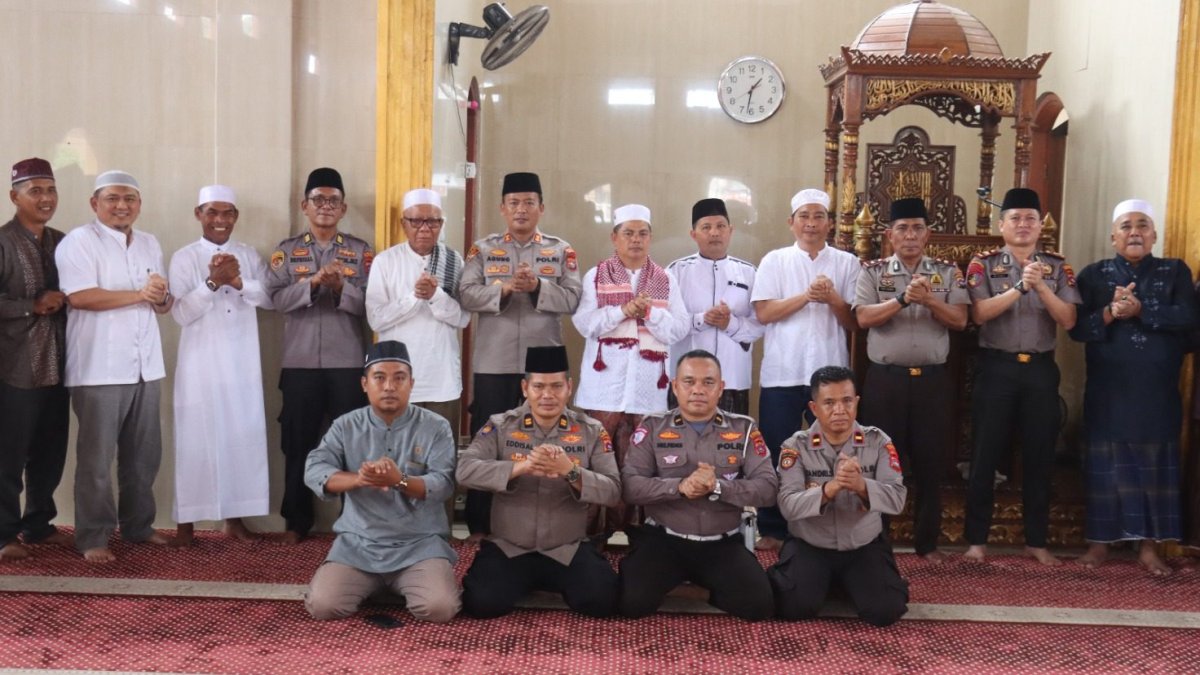 Kapolres Pasaman Barat AKBP Agung Tribawanto berdialog dengan warga dalam kegiatan Jumat Keliling di Masjid Al-Falah.