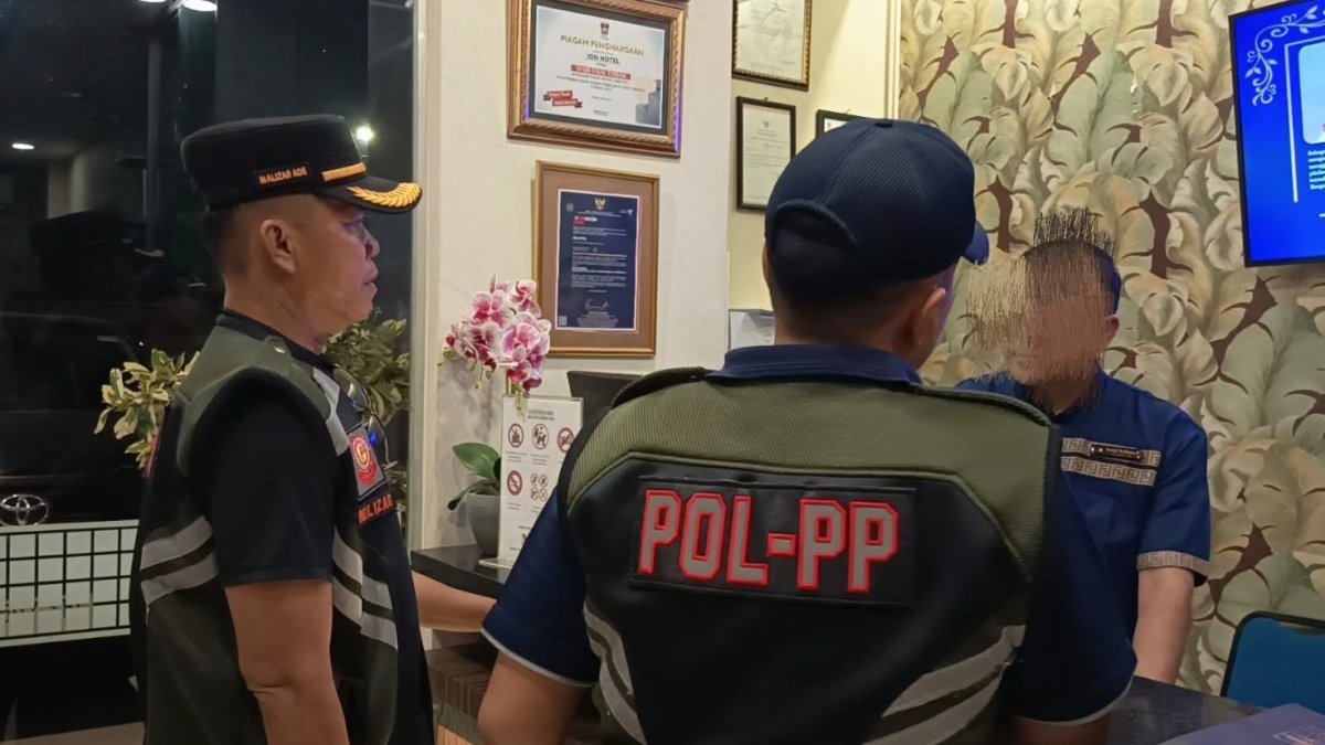 Petugas Satpol PP Padang mengamankan warga yang kedapatan nongkrong hingga dini hari di ruang publik.
