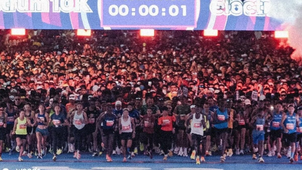 Gubernur DKI Jakarta Pramono Anung saat memberikan keterangan pers terkait aturan cut-off time pada Jakarta Running Festival.