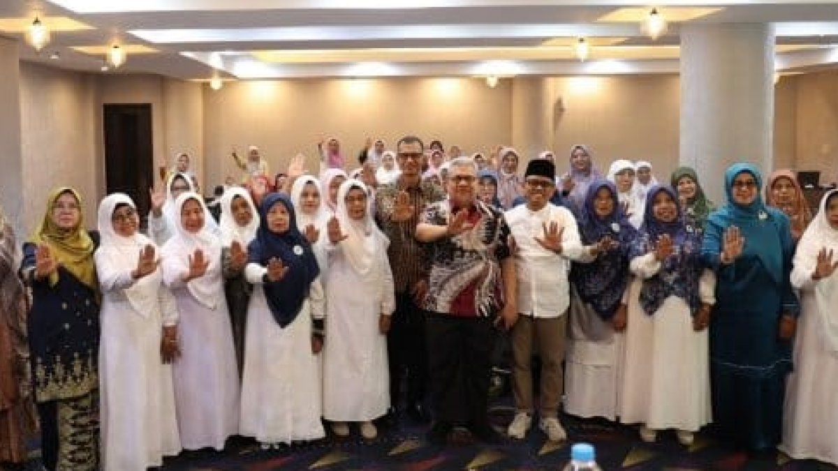 Ketua DPRD Sumbar Muhidi saat memberikan materi mengenai konsep masjid ramah anak dalam Bimtek KHA di Kota Padang.