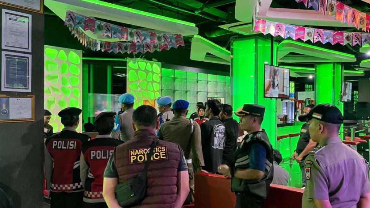 Tim gabungan Polda Sumbar melakukan razia narkoba dan tes urine di sejumlah tempat hiburan malam di Kota Padang.