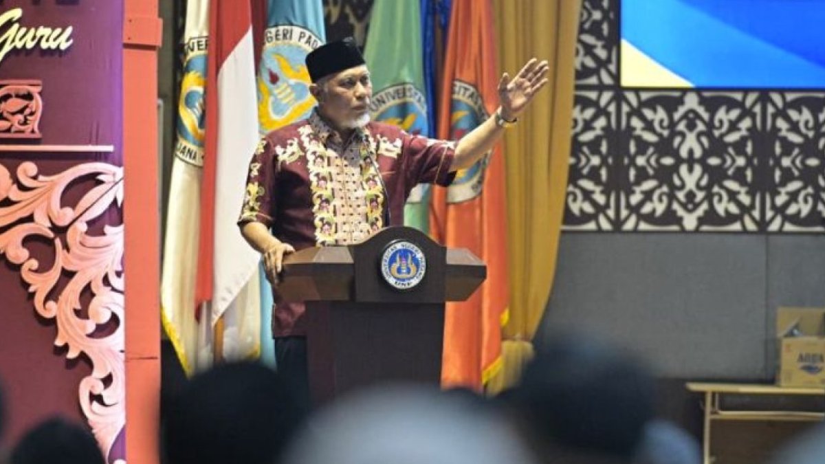 Gubernur Sumbar Mahyeldi berbicara di depan ribuan alumni UNP dalam acara Temu Akbar untuk akselerasi UMKM dan pendidikan.