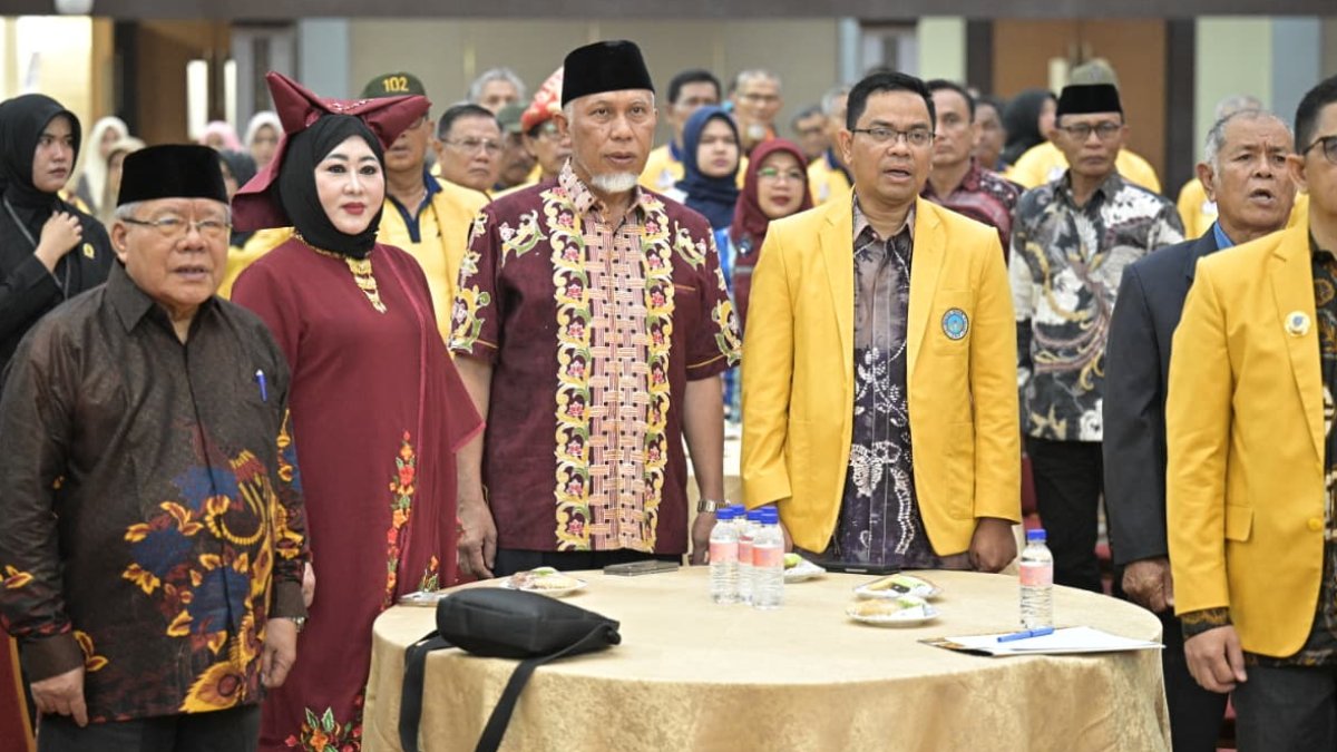 Gubernur Sumbar Mahyeldi berbicara di depan alumni UNP untuk memperkuat sektor pendidikan dan UMKM daerah.