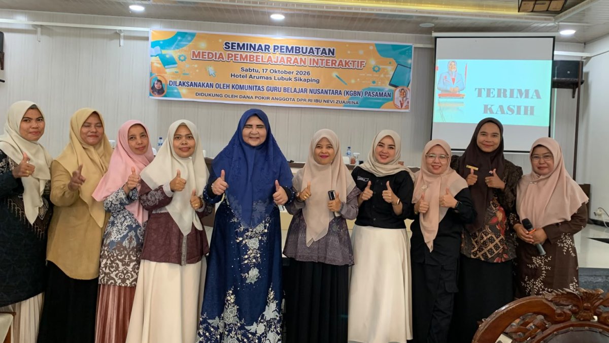 Nevi Zuairina memberikan sambutan dalam seminar media pembelajaran interaktif bagi guru di Kabupaten Pasaman.