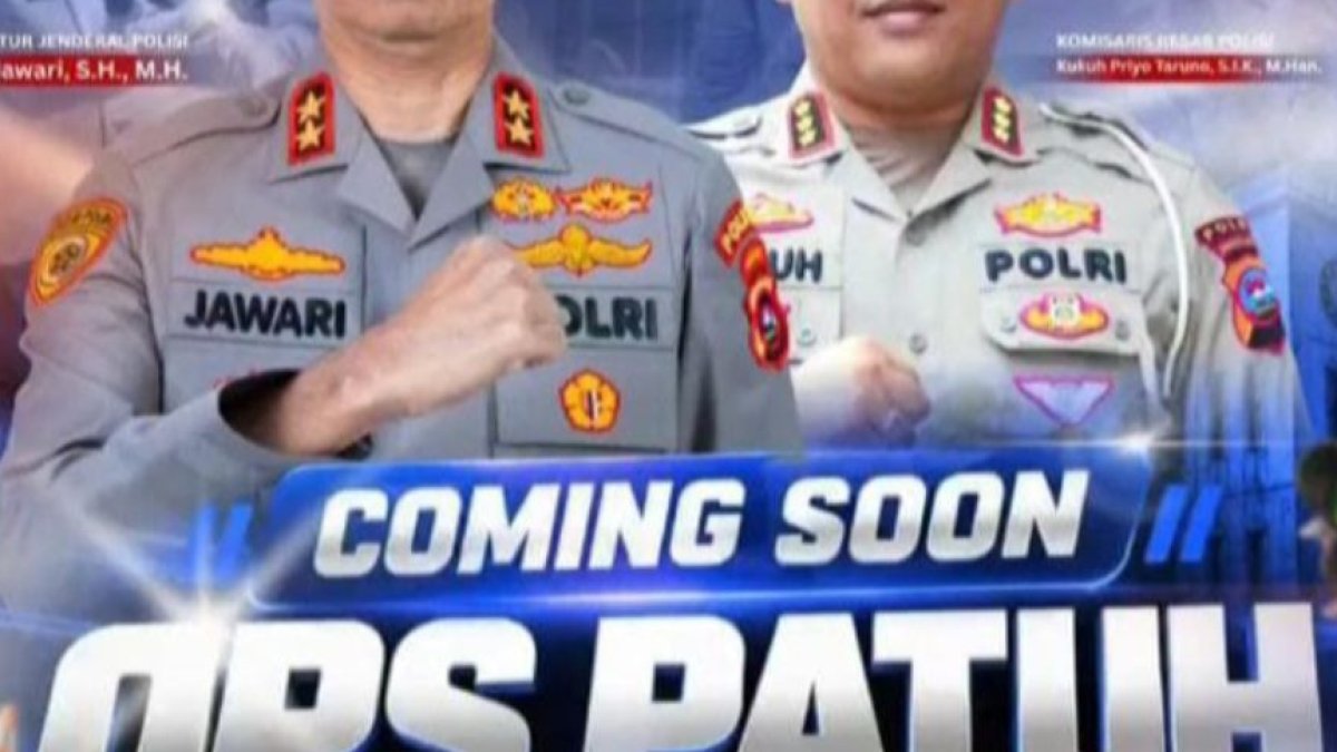 Petugas kepolisian Polda Sumbar sedang memberikan arahan dalam apel pembukaan Operasi Patuh Singgalang 2026.