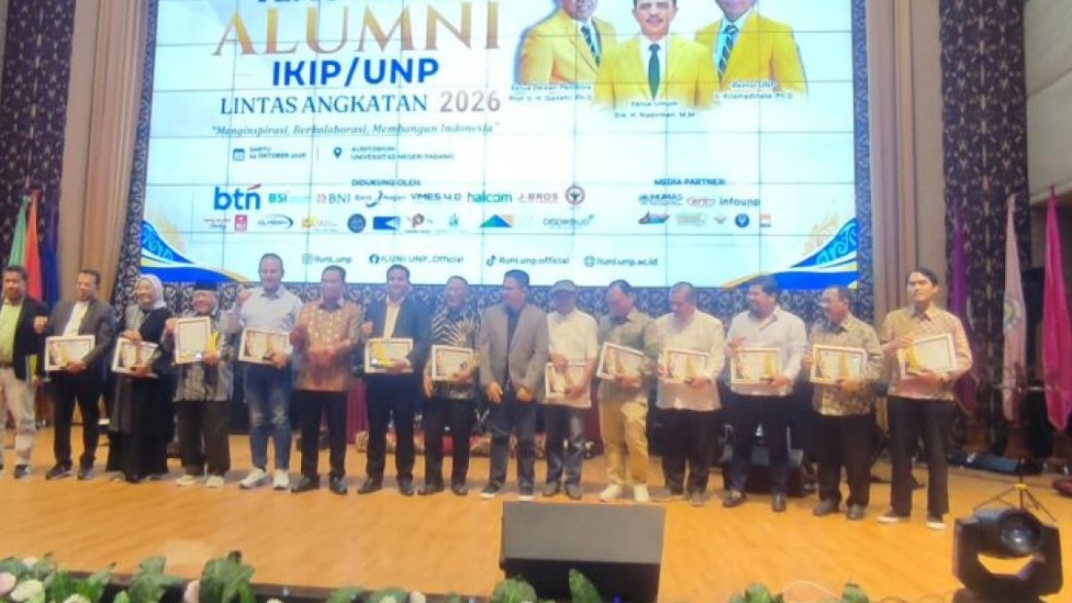 Suasana malam puncak Dies Natalis ke-72 UNP dan penyerahan penghargaan ILUNI UNP Award 2026 di Auditorium UNP.