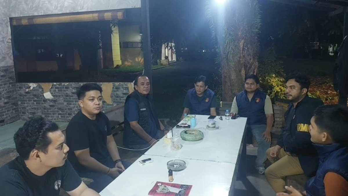 Personel tim PAGAR Polda Sumbar melakukan patroli malam hari untuk mencegah kejahatan jalanan di Kota Padang.