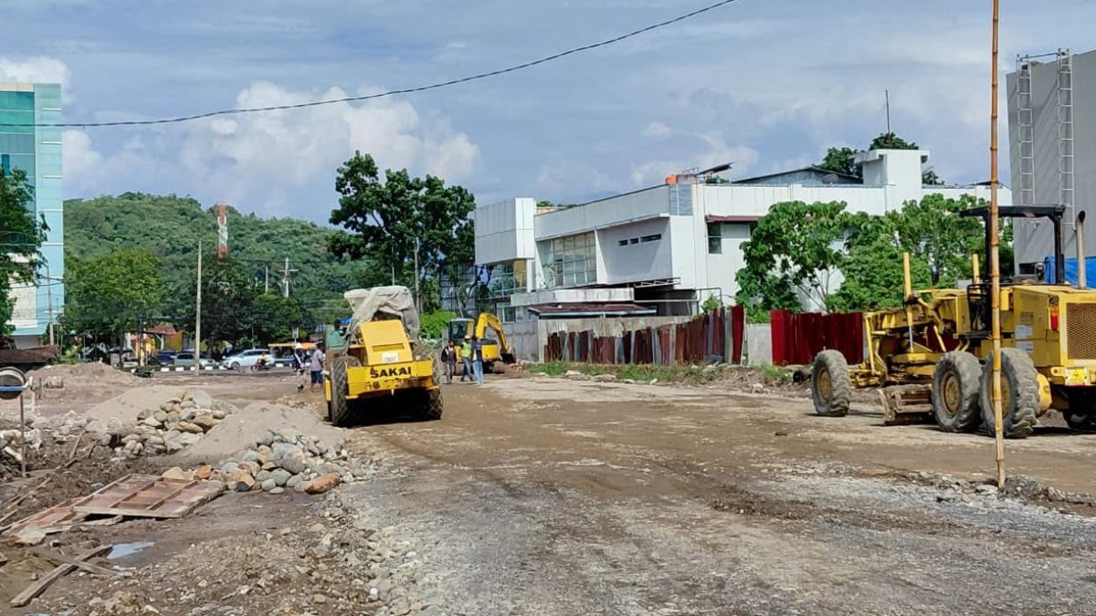 Proses pembangunan jalan tembus penghubung Khatib Sulaiman dan Lolong sebagai jalur evakuasi bencana di Kota Padang.