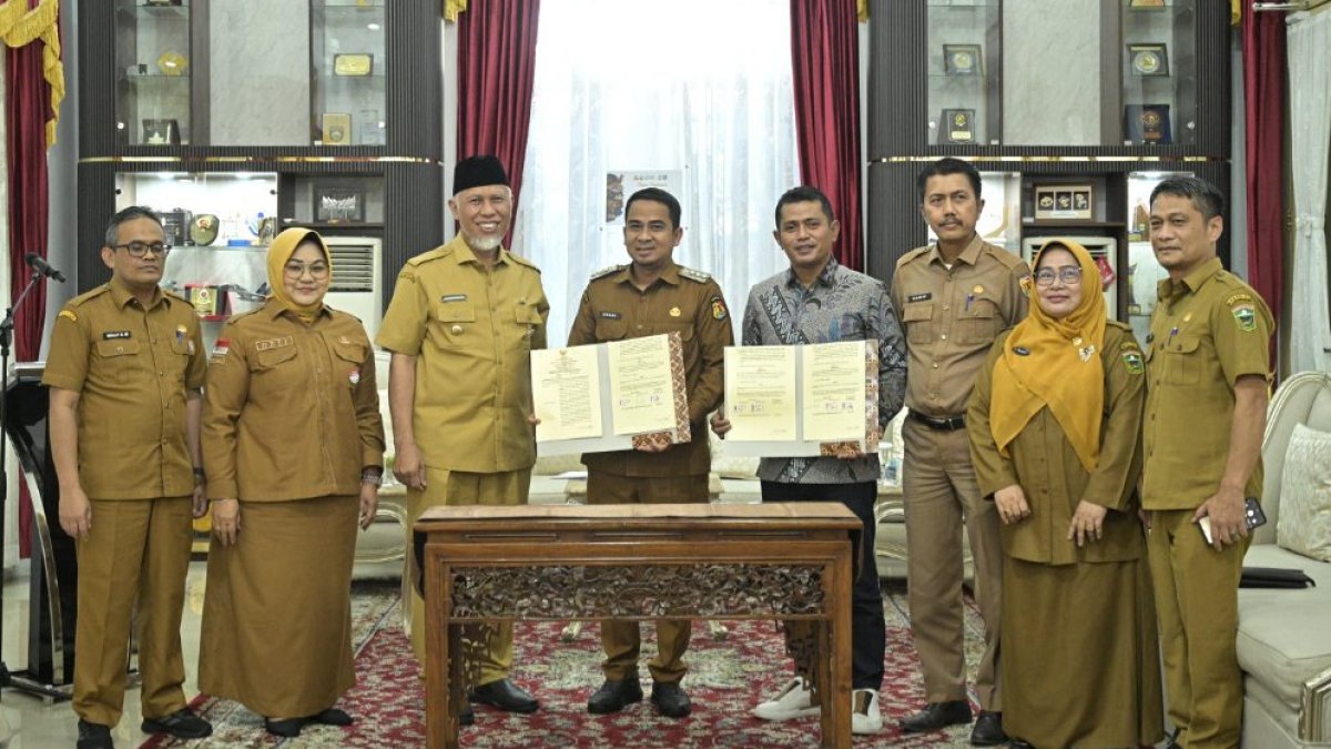 Gubernur Sumatera Barat Mahyeldi Ansharullah memberikan keterangan pers terkait perpanjangan operasional TPA Regional Solok.