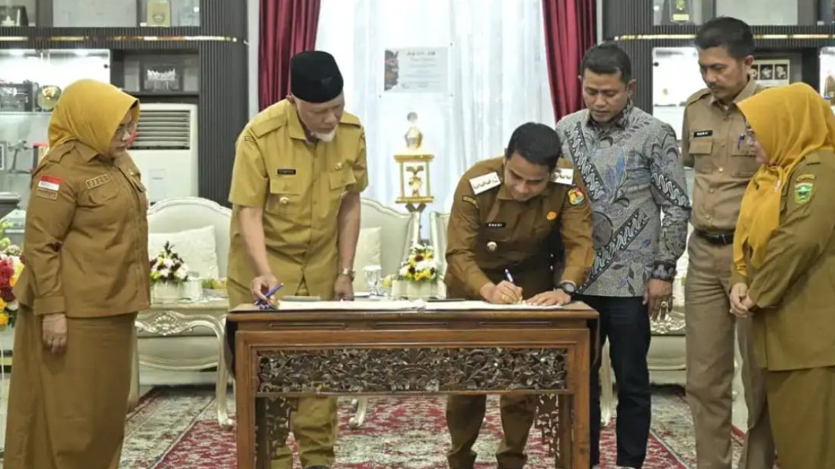 Tumpukan sampah di TPA Regional Solok yang telah melampaui kapasitas maksimal.