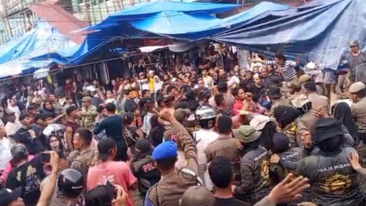 Pedagang mulai menempati area basement Blok II dan III Pasar Raya Padang setelah direlokasi oleh Pemko Padang.