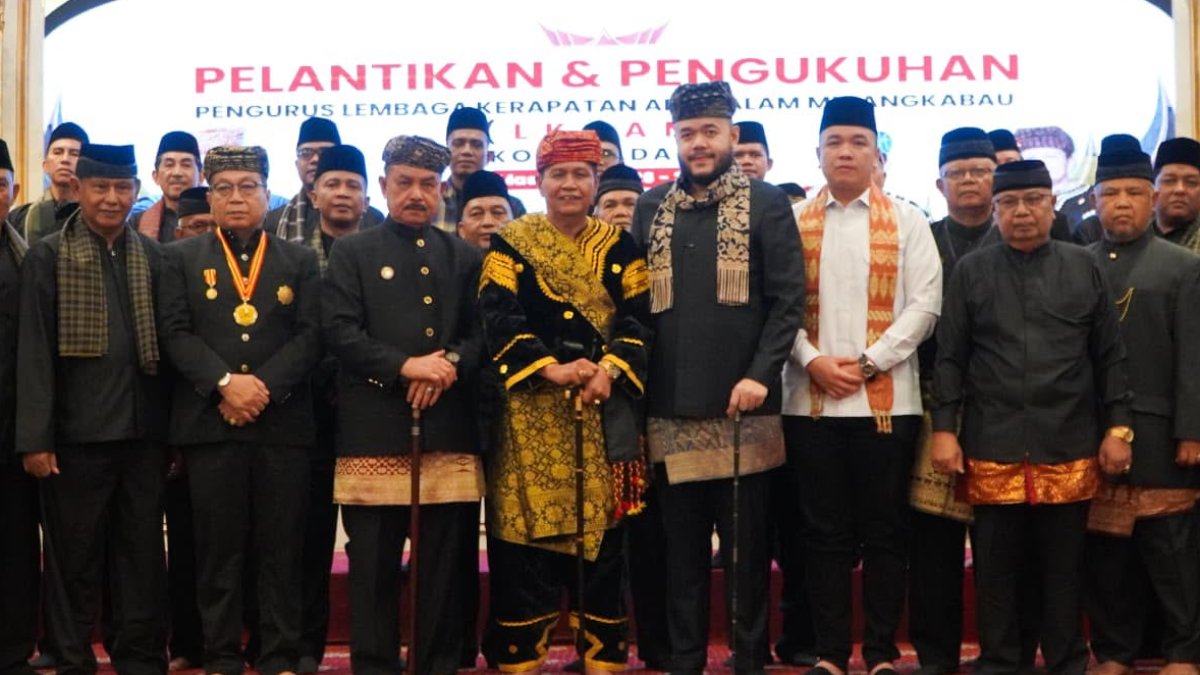 Wali Kota Fadly Amran melantik pengurus LKAAM Kota Padang periode 2026–2031 di Auditorium Universitas Baiturrahmah.