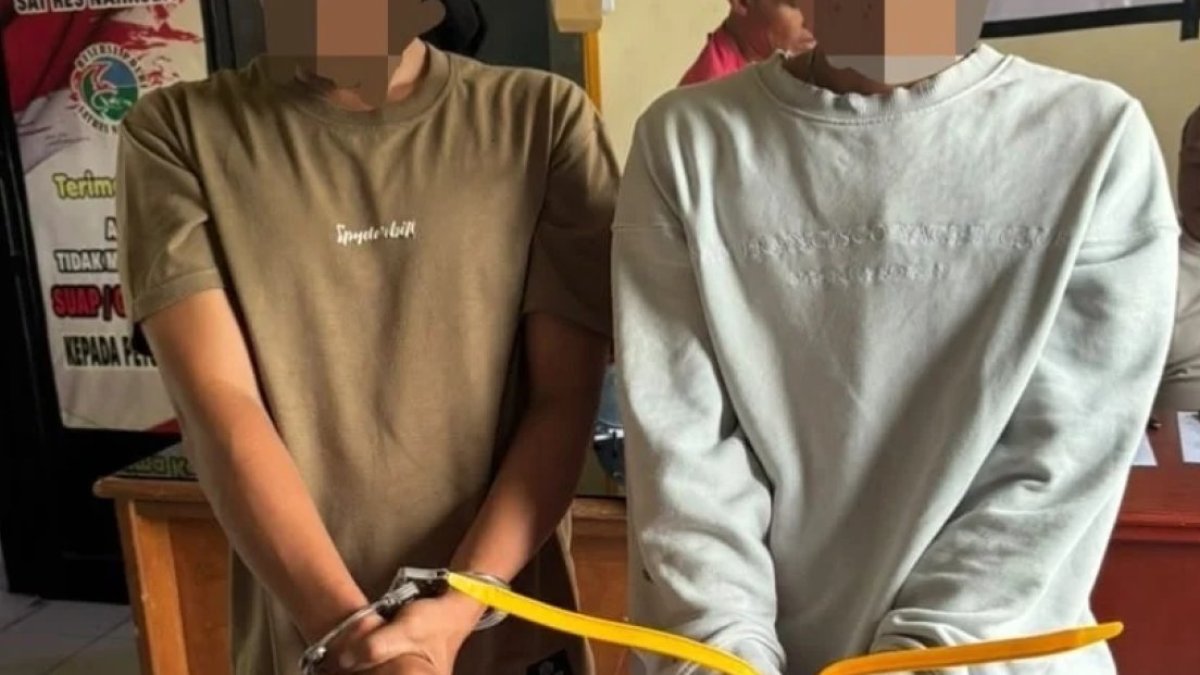 Polisi mengamankan dua tersangka pengedar ganja beserta barang bukti di Mapolres 50 Kota.