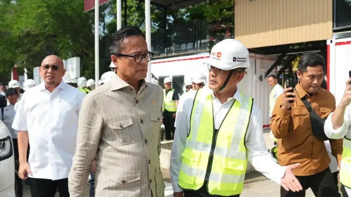Dony Oskaria meninjau progres renovasi Stadion Haji Agus Salim untuk memastikan standar konstruksi tahan gempa.