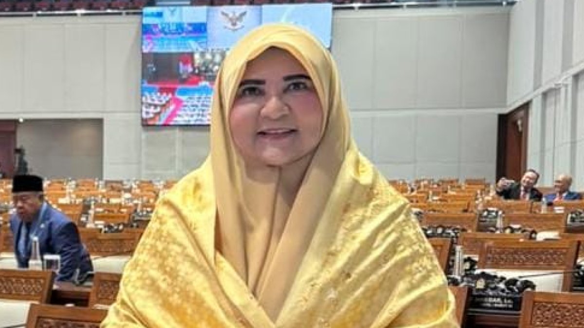 Nevi Zuairina meninjau lokasi pembukaan lahan kelapa sawit ilegal di kawasan hutan produksi Dharmasraya bersama pihak berwena