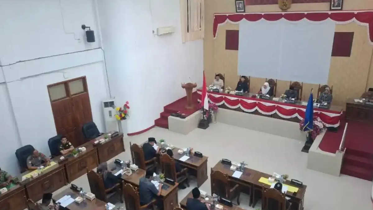 Wali Kota Sawahlunto menyampaikan nota penjelasan rancangan APBD 2027 dalam rapat paripurna di gedung DPRD.