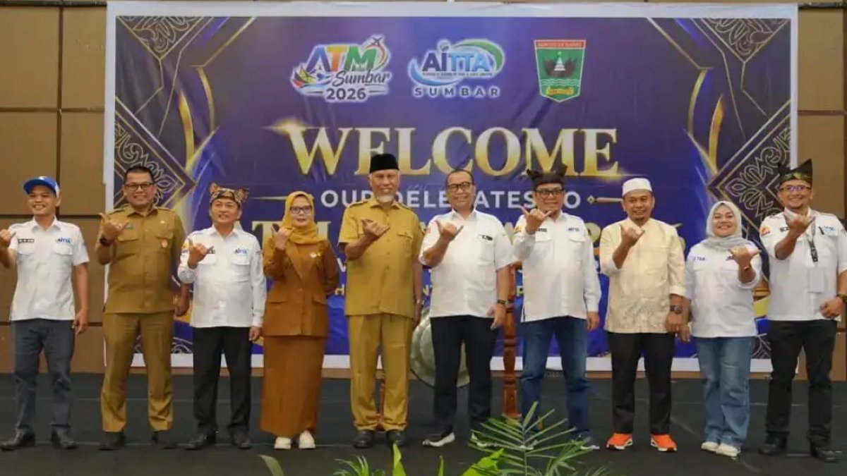 Gubernur Sumatera Barat Mahyeldi membuka acara AITTA Travel Mart West Sumatra 2026 di Hotel Truntum, Padang.