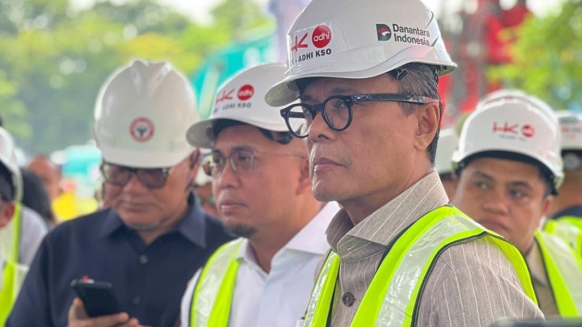 Dony Oskaria meninjau proyek revitalisasi Stadion Haji Agus Salim bersama Andre Rosiade dan Direktur Utama Hutama Karya.