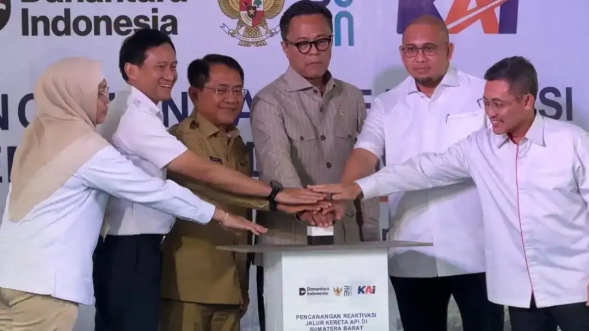 Dony Oskaria meresmikan reaktivasi jalur kereta api di Stasiun Kayu Tanam untuk mendukung pemerataan ekonomi Sumatera Barat.