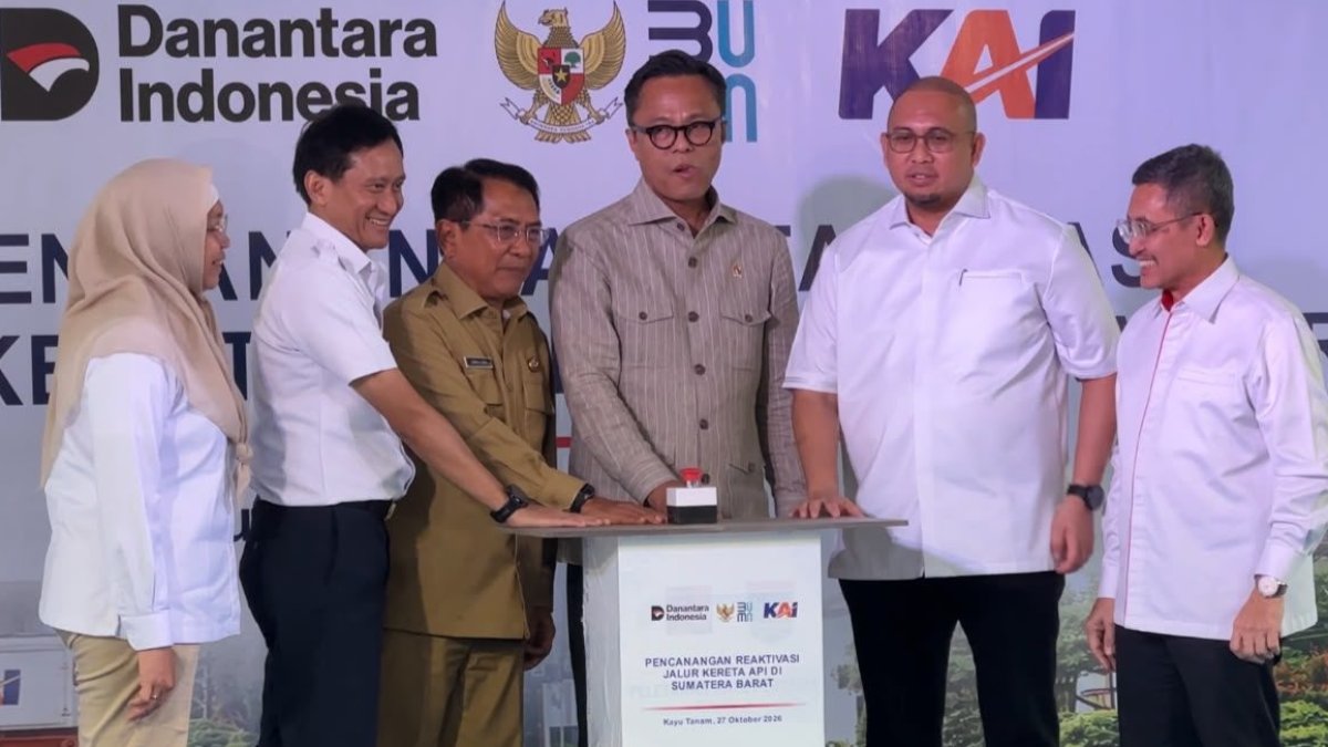 Dony Oskaria saat meresmikan reaktivasi jalur kereta api di Stasiun Kayu Tanam, Sumatera Barat.