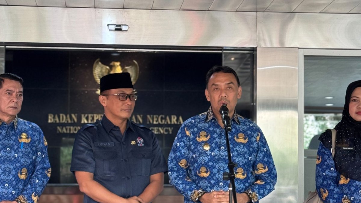 Ketua Umum KORPRI Nasional menyerahkan bantuan mobil ambulans kepada Wakil Bupati Agam di Jakarta.
