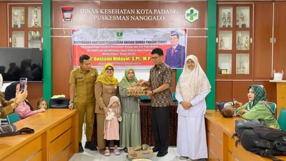 Gustami Hidayat menyalurkan bantuan pangan untuk penanganan stunting bagi ibu dan balita di Puskesmas Kota Padang.