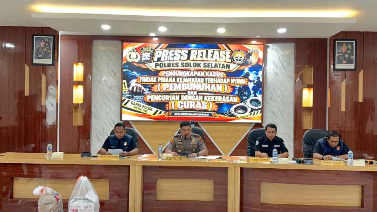 Kapolres Solok Selatan saat memberikan keterangan pers terkait penangkapan dua residivis pembunuh seorang nenek.