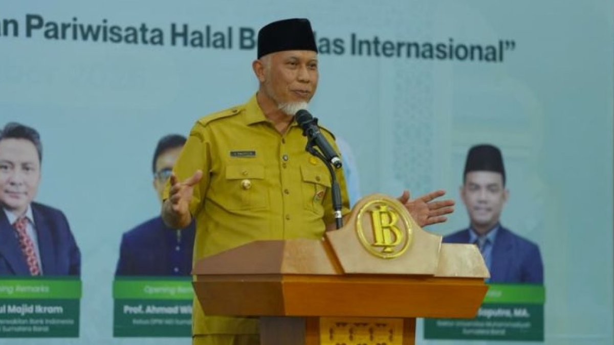 Gubernur Sumbar Mahyeldi saat memberikan arahan pengembangan ekonomi produktif syariah di lingkungan pesantren.
