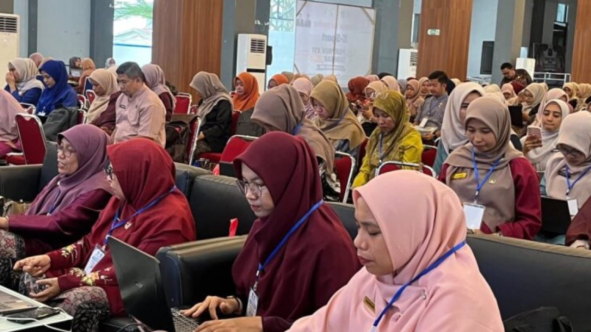 350 guru SMP di Padang mengikuti pelatihan pemanfaatan kecerdasan buatan untuk transformasi digital di ruang kelas.