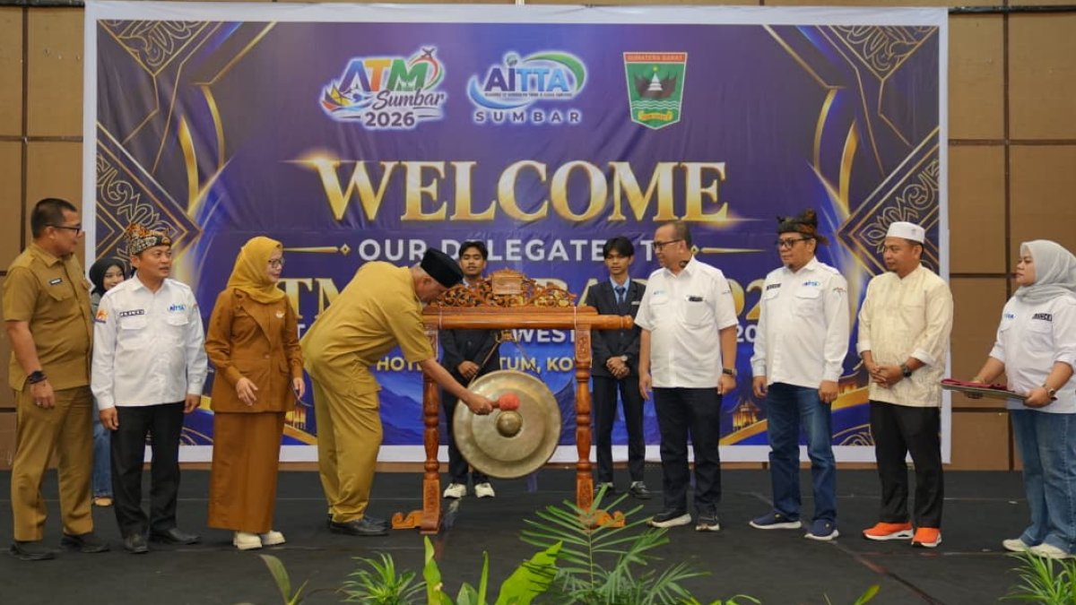 Gubernur Mahyeldi membuka AITTA Travel Mart West Sumatra 2026 di Padang untuk memperkuat kolaborasi industri pariwisata.