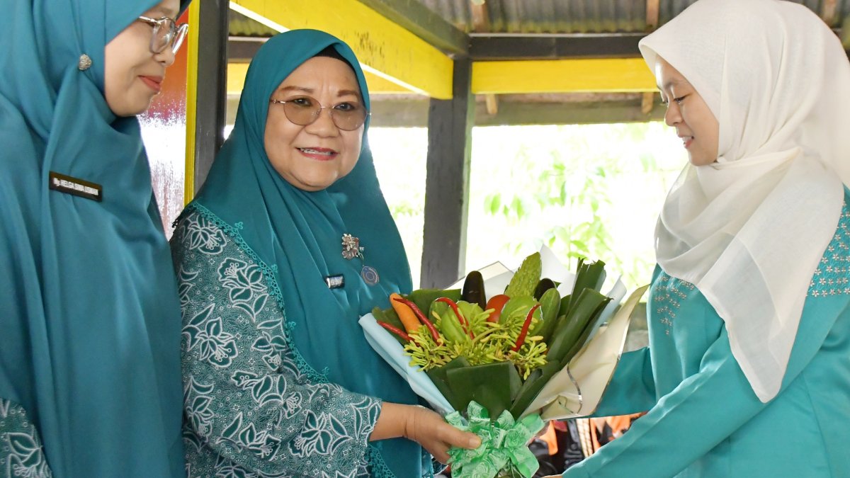 Ketua TP-PKK Agam, Ny. Merry Benni Warlis, meninjau penilaian lomba gerakan PKK di Nagari Lasi, Kabupaten Agam.