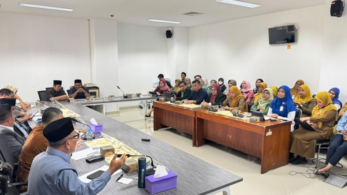 Ketua DPRD dan Komisi IV DPRD Kota Padang memimpin rapat koordinasi terkait pelayanan kesehatan dan kesejahteraan pengemudi o